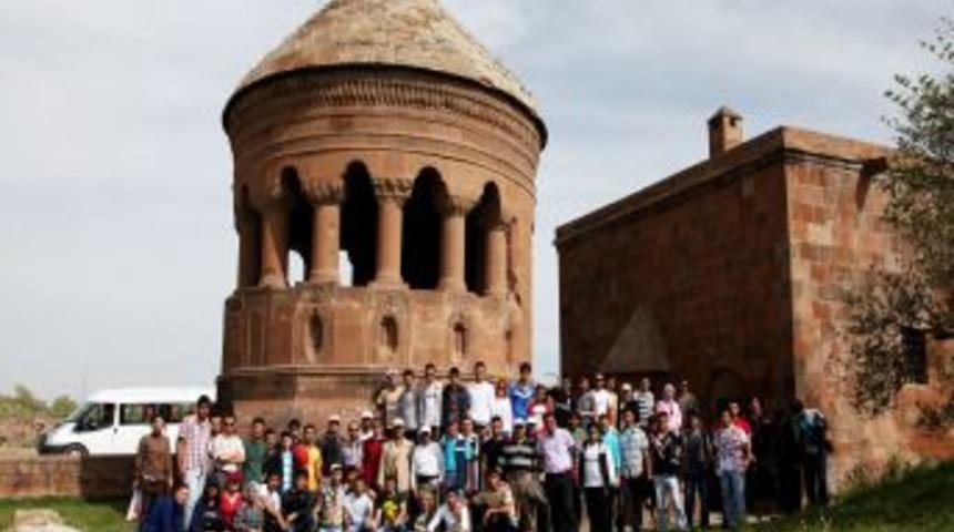 &Uuml;niversiteli Gen&ccedil;lerden Ahlat'In Saklı Cennet Madavans Vadisini Gezi