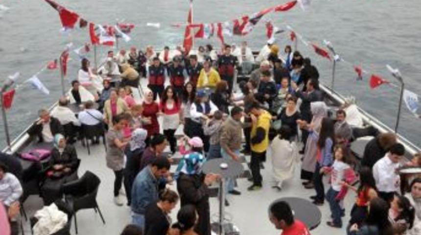 Engelli dostlar Boğaz gezisiyle moral buldu