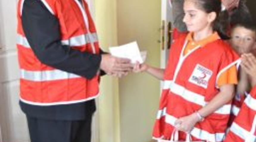 Har&ccedil;lıklarını Kızılay'a Verdiler