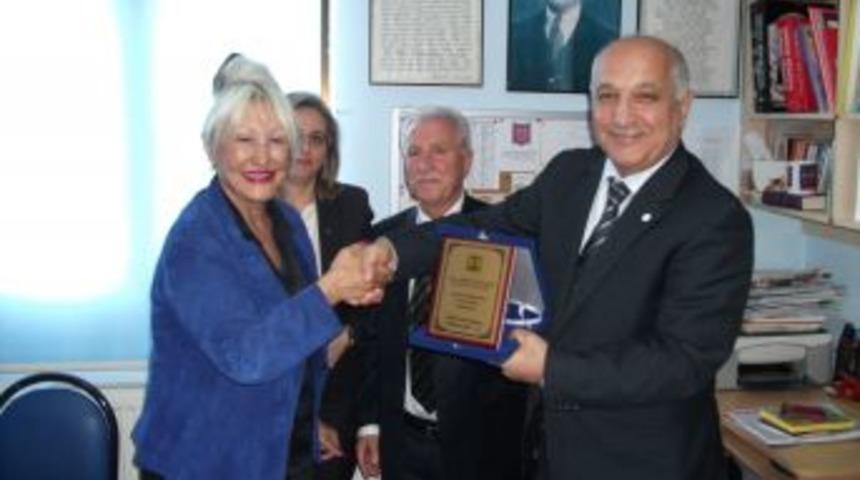 Kızılay'dan Ihtiya&ccedil; Sahibi Ermeni &Ouml;ğrencilere Yardım Eli