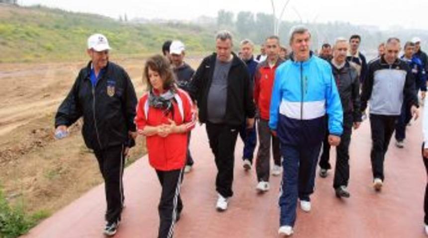 Başkan Derince Sahili'nde Y&uuml;r&uuml;d&uuml;