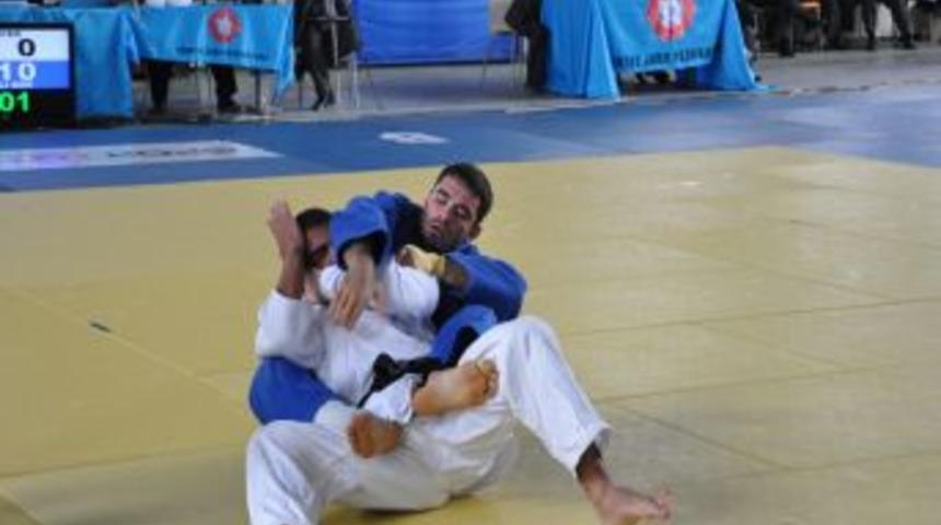 D&uuml;zce'de Judo R&uuml;zgarı Sona Erdi
