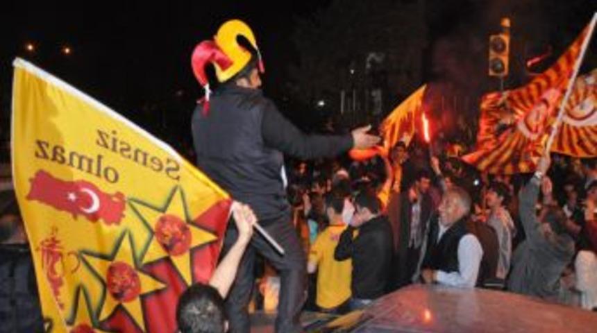 Erzurum'da Derbi Ma&ccedil;ın Heyacanıyla Duvara Kafa Atan Gen&ccedil;, Beyin Kanaması Ge&ccedil;irdi