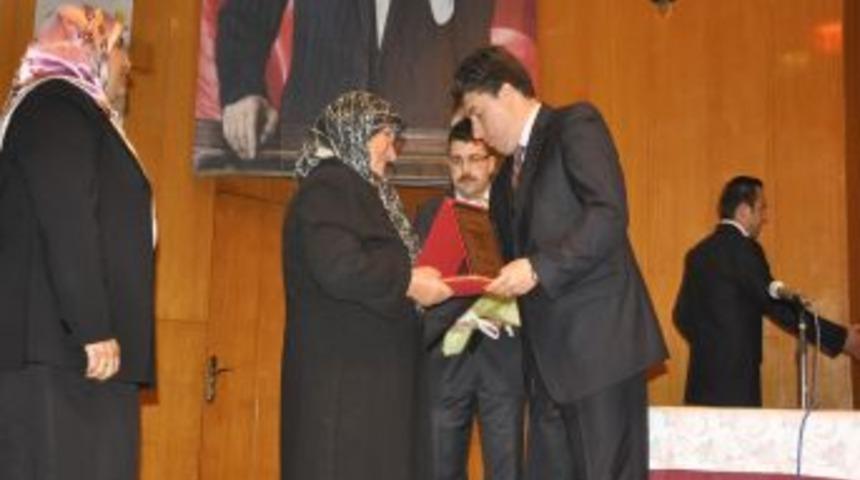 İlk&ouml;ğretim &Ouml;ğrencileri, Şehit Annesini Yılın Annesi Se&ccedil;ti