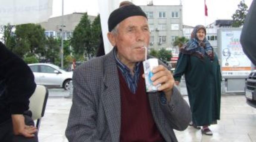 Sakarya'da D&uuml;nya &Ccedil;ift&ccedil;iler G&uuml;n&uuml; Nedeniyle 5 Bin Adet S&uuml;t Ve 5 Bin Adet Ayran Dağıtıldı