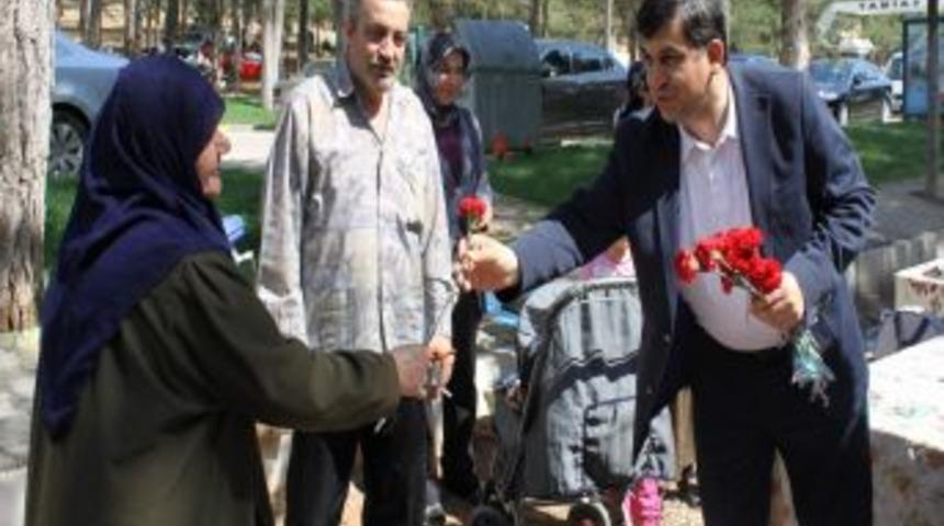 Başkan Fadıloğlu, Annelere Karanfil Dağıttı