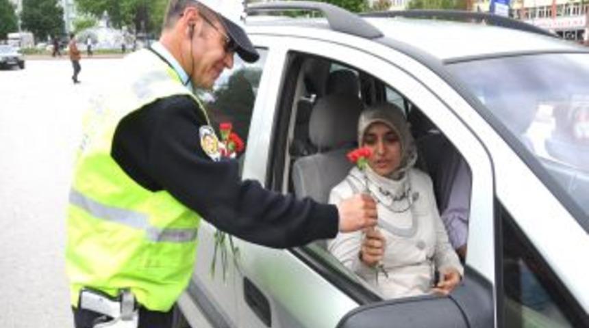 Trafik Polislerinden 'annelere Karanfil Cezası'