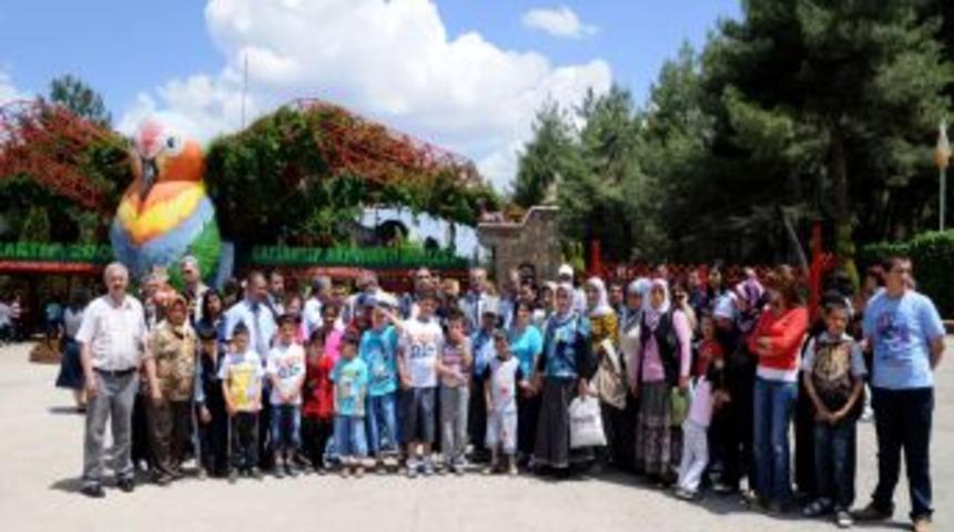 Engelli &Ccedil;ocuklar, Hayvanat Bah&ccedil;esini Ziyaret Etti