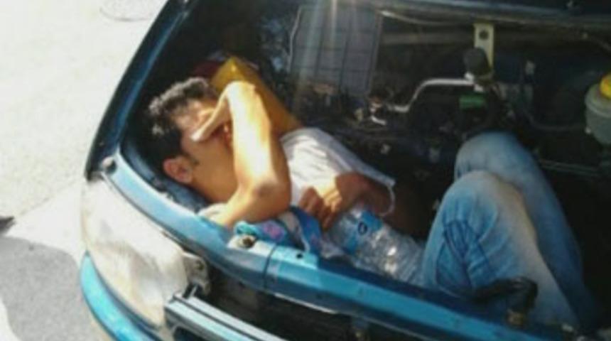 Motorun yanına yatıp sınırı ge&ccedil;ti