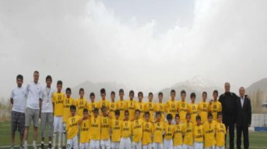 İşadamından Futbol Okulu &Ouml;ğrencilerine Forma Jesti