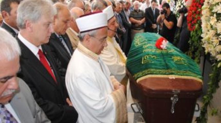 İşadamı Cevat Kırkpınar'ın Cenazesi İzmir'de Toprağa Verildi