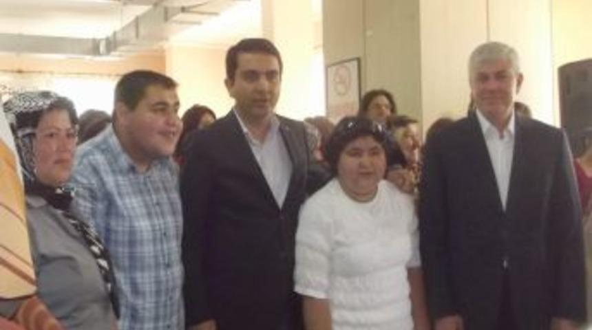 Kırşehir'de Yılın Annesi 2 Engelli &Ccedil;ocuk Sahibi Olan Song&uuml;l Yıldız Oldu