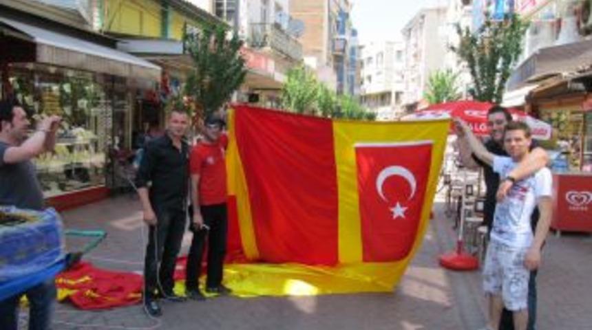 Edremit&rsquo;te Dev Cimbom Bayrağı G&ouml;nlere &Ccedil;ekildi.