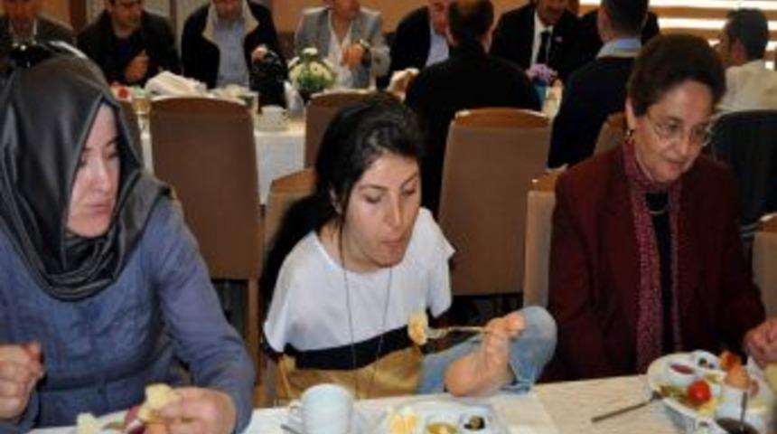 Ayaklarıyla Başbakan Erdoğan'ın Portresini Yaptı