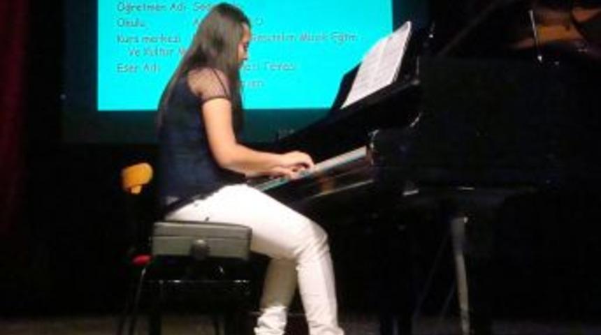 &Ccedil;ocuklarla Piyano Şenliği D&uuml;zenlendi