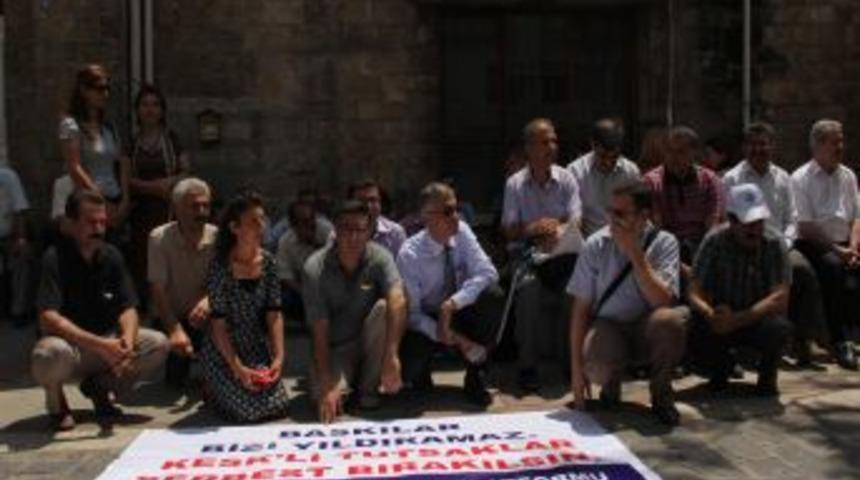 Kesk &Uuml;yelerinden Oturma Eylemi