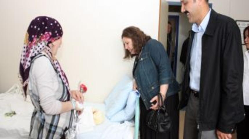 Başkan İsmail Bayram Ve Eşi, &Ccedil;i&ccedil;eği Burnunda Anneleri Ziyaret Etti