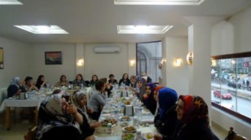 Boz&uuml;y&uuml;k Mhp'den Anneler G&uuml;n&uuml; Programı