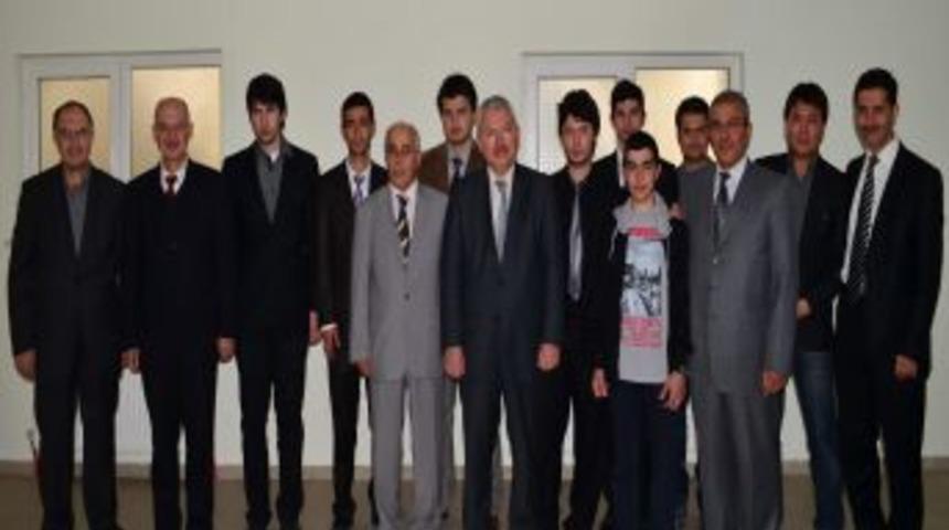 Konya'da &Uuml;niversite &Ouml;ğrencilerinin Mezuniyet Sevinci