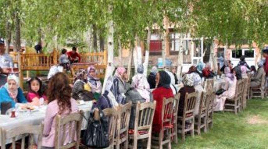 Ak Parti Ahlat Kadın Kolları Başkanlığı'ndan Anneler G&uuml;n&uuml; Programı