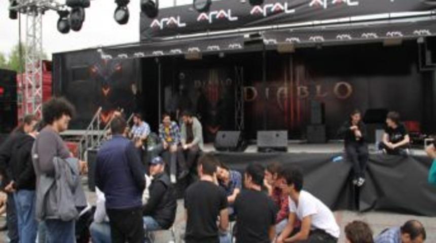 Taksim'de "dıablo 3" &Ccedil;ılgınlığı