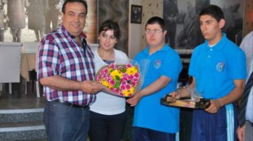 Engelli &Ouml;ğrencilere K&ouml;fte Ziyafeti