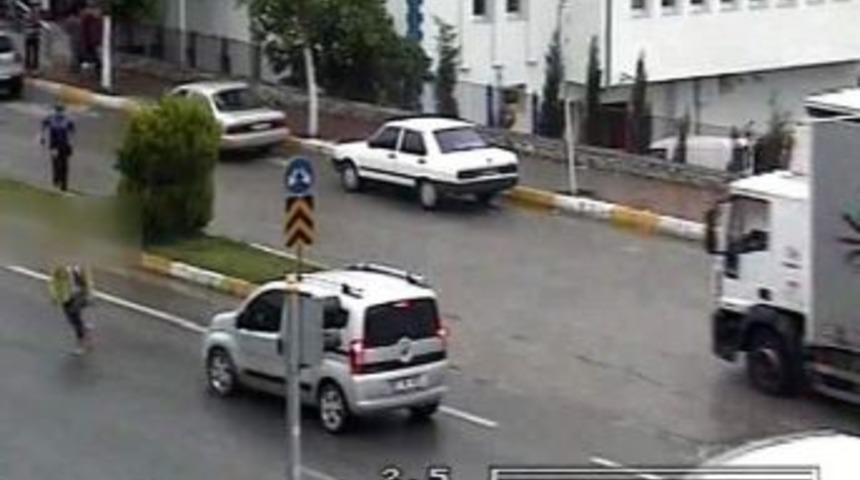 Ara&ccedil;ların &Ouml;n&uuml;ne Atlayarak İntihara Kalkışan Gen&ccedil; Kızı Polis Kurtardı