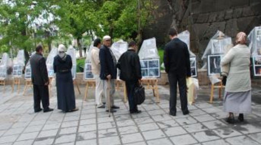 Suriye Yanıyor, D&uuml;nya Uyuyor Fotoğraf Sergisi A&ccedil;ıldı