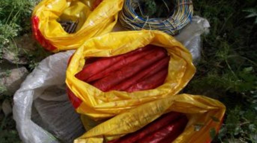 Hakkari'de İhbar &Uuml;zerine Patlayıcı Malzemeleri Ele Ge&ccedil;irildi