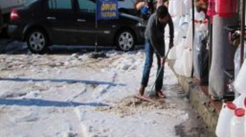 Selim'de Ceviz B&uuml;y&uuml;kl&uuml;ğ&uuml;nde Dolu Yağışı