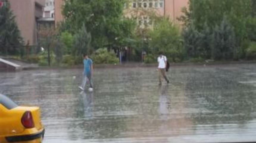 Kırıkkale'de Sağnak Yağmur Hayatı Olumsuz Etkiledi