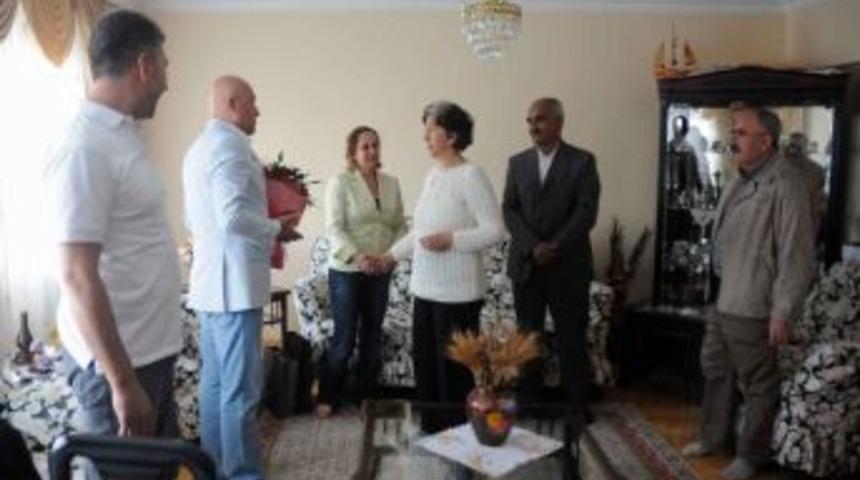 Yenimahalle Belediyesi'nden Anneler G&uuml;n&uuml;'nde Şehit Annesine Ziyareti