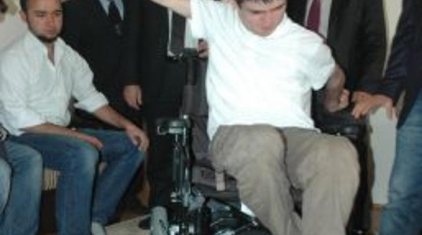 Kıyı K&ouml;şe Erzurum Grubu 4. Ak&uuml;l&uuml; Aracını İhtiya&ccedil; Sahibini Engelli Vatandaşa Teslim Etti