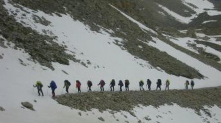 Kaybolan Dağcıları Arama &Ccedil;alışmaları Sabaha Bırakıldı