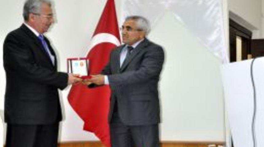 Ka&uuml;'de Hayvansal Gıdalarda Kimyasal Kalıntı Problemi Ve Antibiyotik-Antelmintik Diren&ccedil;" Konulu Panel