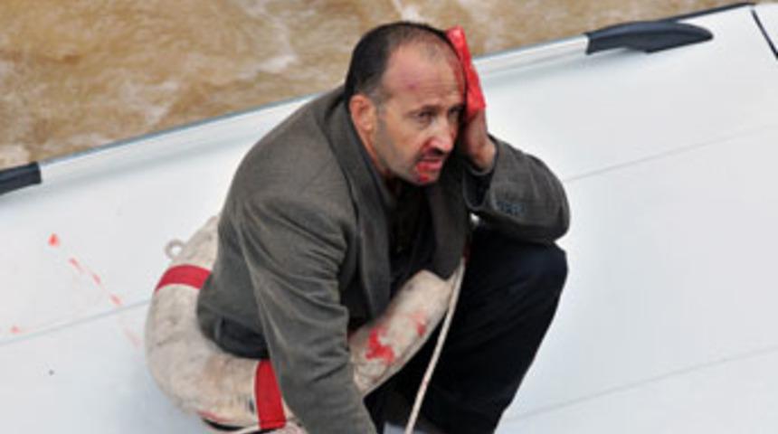 Aracının &uuml;zerinde kurtarılmayı bekledi