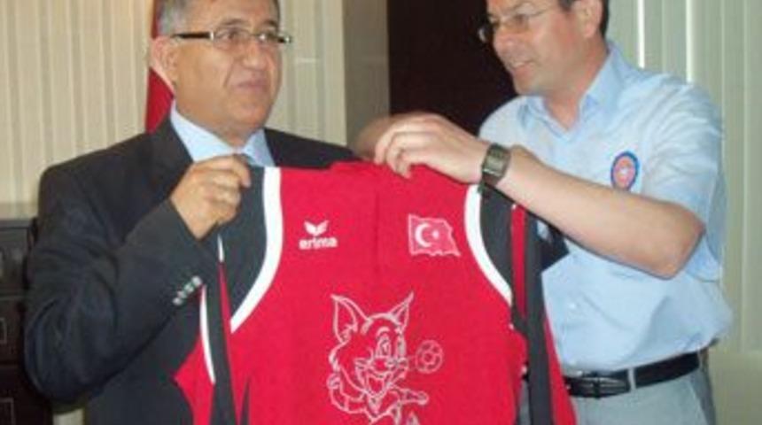 Kaymakam&rsquo;a Milli Takım&rsquo;dan eşofman