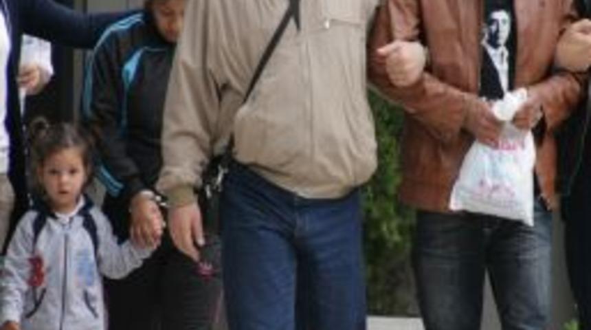 Hen&uuml;z &Uuml;&ccedil; Yaşında Cezaevi Ile Tanıştı