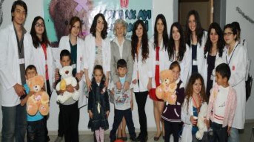 Hacettepe Tıp Fak&uuml;ltesi &Ouml;ğrencileri &Ccedil;ocuklarla 'doktorculuk' Oynadı
