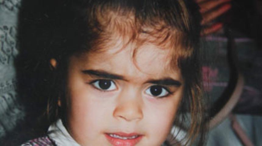 Devrilen televizyonun altında can verdi