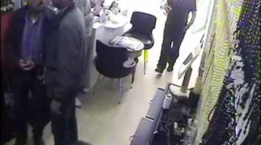 &Ccedil;alışanları Atlatan Hırsızlar, G&uuml;venlik Kameralarına Yakalandı