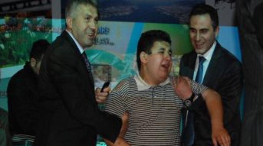 Arif Adlı Engelli &Ouml;ğrenci Sahneye &Ccedil;ıkarak Bilgisayar İstedi