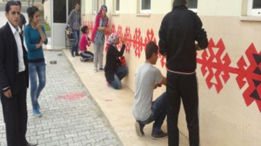 Resim Kursu &Ouml;ğrencileri Il&ccedil;eyi Rengarenk Boyadı
