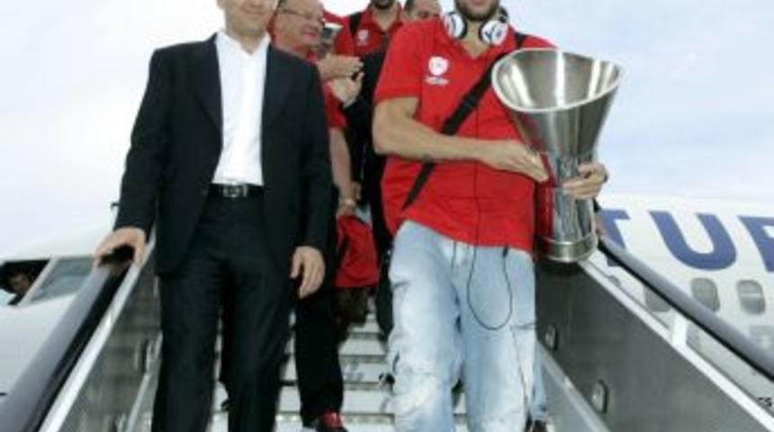 Olympıakos Şampiyonluğunu Thy U&ccedil;ağında Kutladı