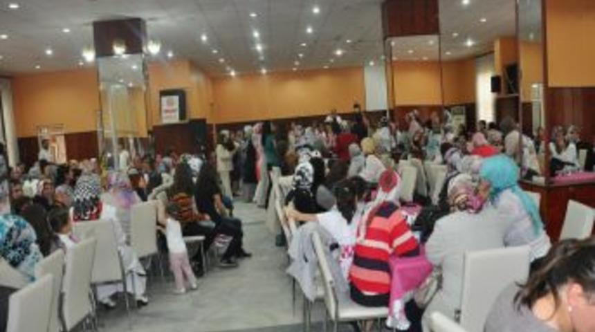 Ter&ouml;ristler Tarafından &Ouml;ld&uuml;r&uuml;len Kızların Anneleri, Yılın Annesi Se&ccedil;ildi