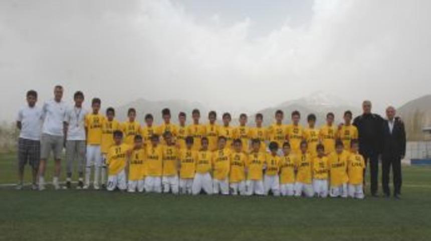 Başkaleli Esnaftan Kaymakamlık Futbol Okulu'na Destek