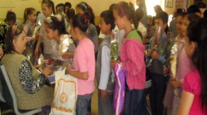 Kimse Yok Mu G&ouml;n&uuml;ll&uuml;s&uuml; &Ouml;ğrenciler Huzurevini Ziyaret Etti