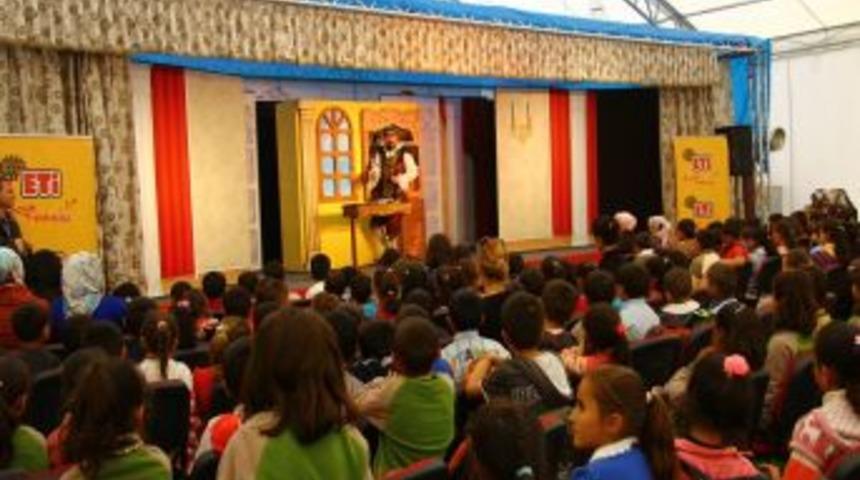 Depremzede &Ouml;ğrencilere Tiyatro G&ouml;sterimi Sunuldu