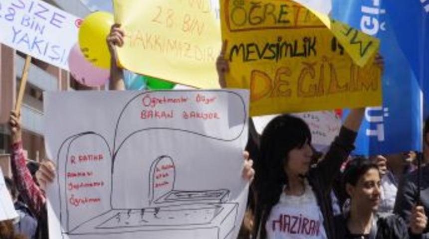 Bakanlık &Ouml;n&uuml;nde Sazlı S&ouml;zl&uuml; Protesto