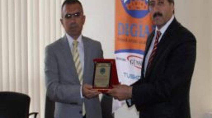 DİGİAD&rsquo;dan Eski Bağlar Kaymakamı Y&uuml;cedal&rsquo;a Plaket